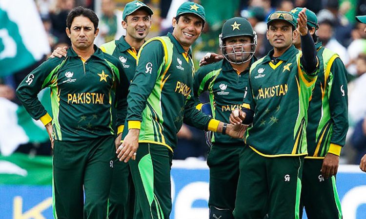 Misbah and Pak players celebrating a wicket