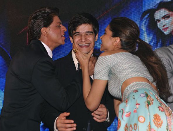 SRK Deepika Padukone kiss (1)