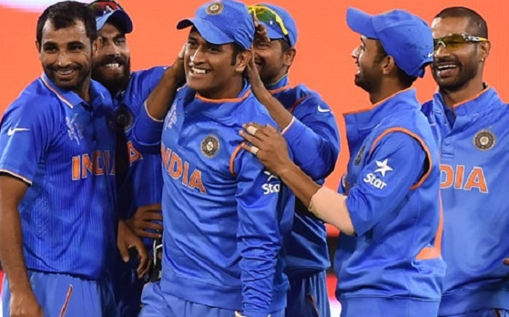 Dhoni with indian players
