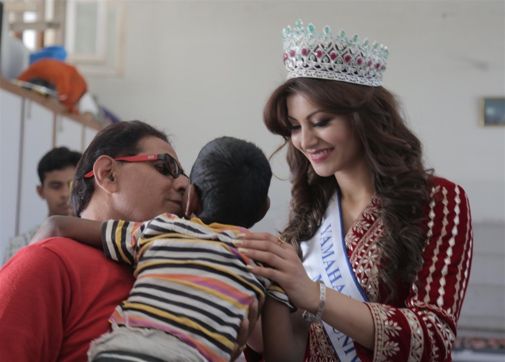 Urvashi Rautela (1) (Large)