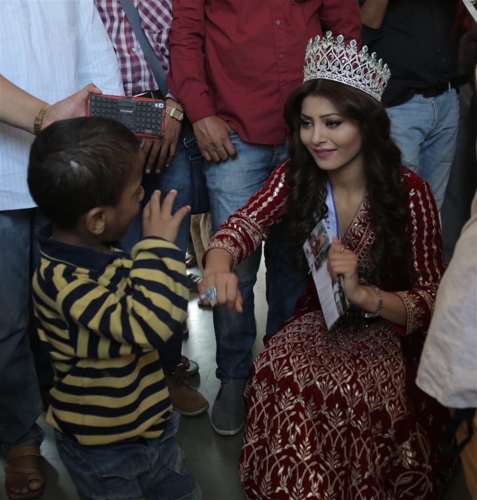 Urvashi Rautela (2) (Large)