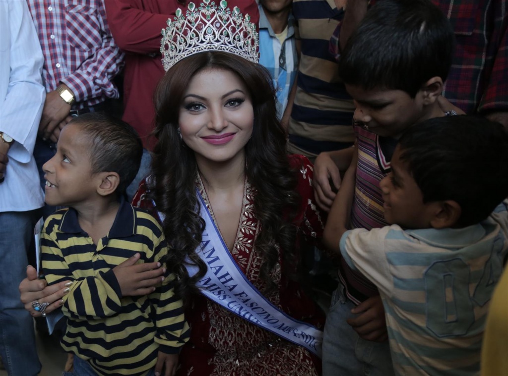 Urvashi Rautela (3) (Large)