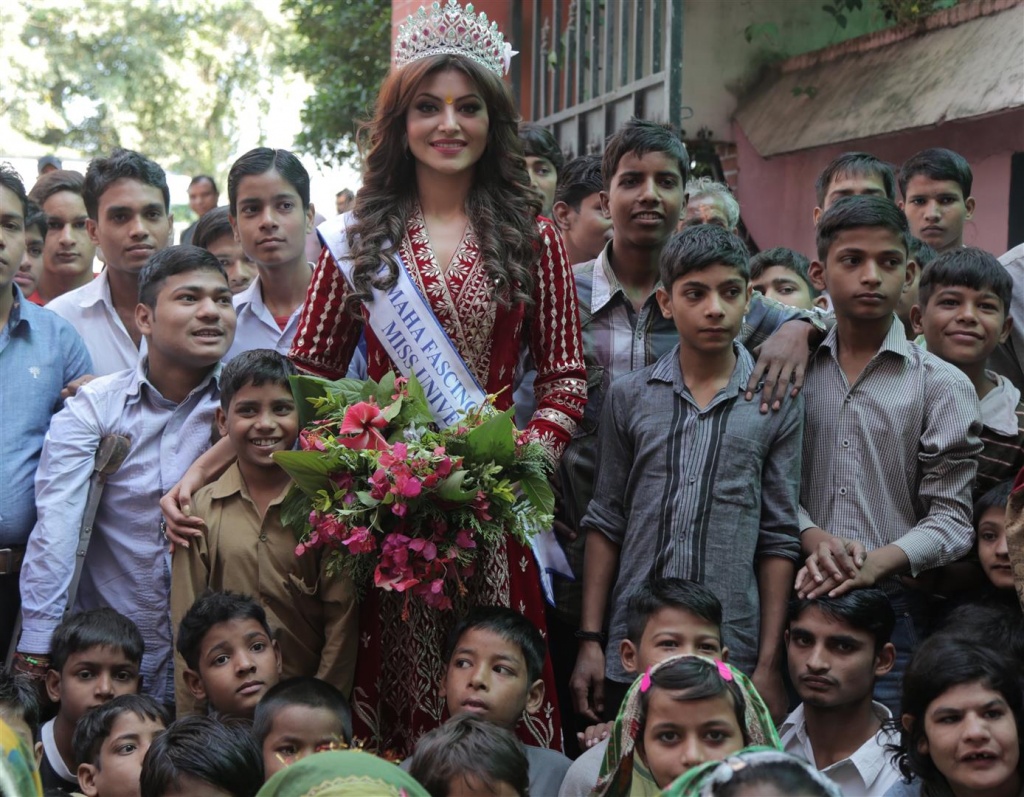 Urvashi Rautela (4) (Large)