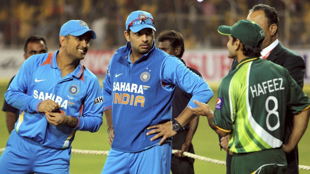 Dhoni and Yuvraj Talk With Hafeez in India VS Pakistan match
