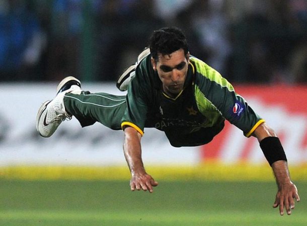 Umar Gul of Pakistan dives as he attempts a runout of his own bowling during the 1st Airtel T20I Match between India and Pakistan held at The M Chinnaswamy Stadium in Bengaluru on the 25th December 2012..Photo by Pal Pillai/BCCI/SPORTZPICS ..Use of this image is subject to the terms and conditions as outlined by the BCCI. These terms can be found by following this link:..http://www.sportzpics.co.za/image/I0000SoRagM2cIEc