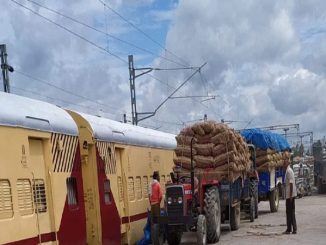 First Kisan Rail of North Eastern Railway carrying 210.5 Tonnes Potatoes in 4210 Bags