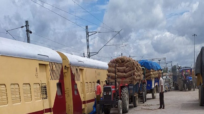 First Kisan Rail of North Eastern Railway carrying 210.5 Tonnes Potatoes in 4210 Bags
