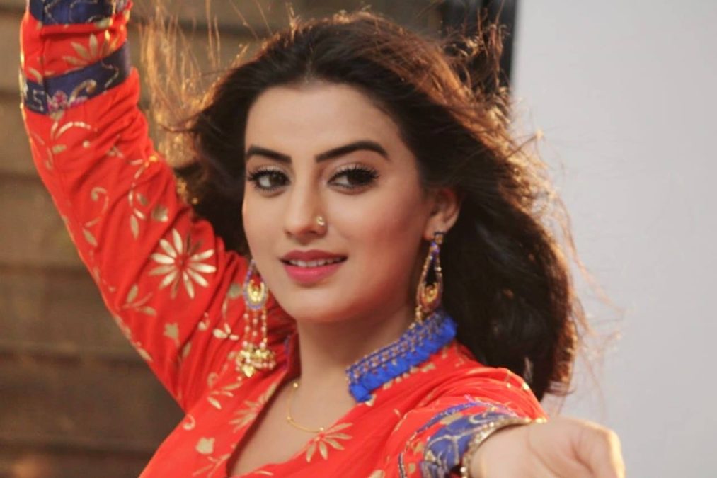 Sexifuking Bhojpuri - Akshara Singh Sensually Grooves to Her Hit Bhojpuri Song 'Jhulaniya' Amidst  Leaked MMS Video