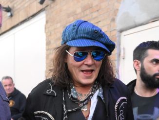 Photos: Johnny Depp unrecognizable as he poses for selfies with fans