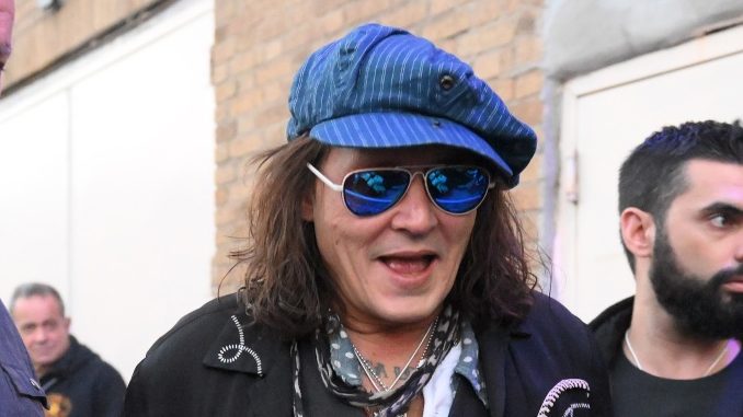 Photos: Johnny Depp unrecognizable as he poses for selfies with fans