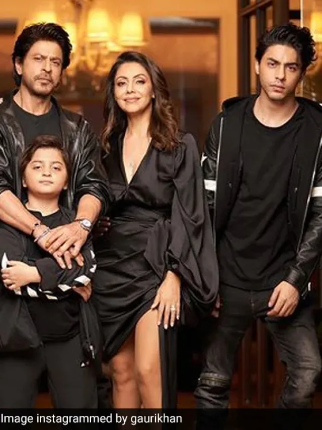 Aryan, Suhana and AbRam Khan with Shah Rukh and Gauri Khan in a beautiful family photo