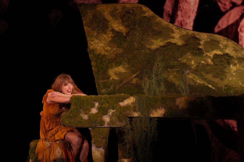 Sparks Fly - Taylor swift live || Nashville Eras tour surprise song