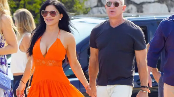 Bezos and Sánchez Put on a PDA Display During Romantic Date in the South of France