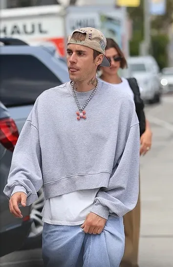 Justin Bieber Can't Stop Grabbing His Crotch After Leaving Restaurant