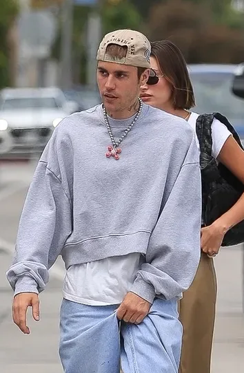 Justin Bieber Can't Stop Grabbing His Crotch After Leaving Restaurant