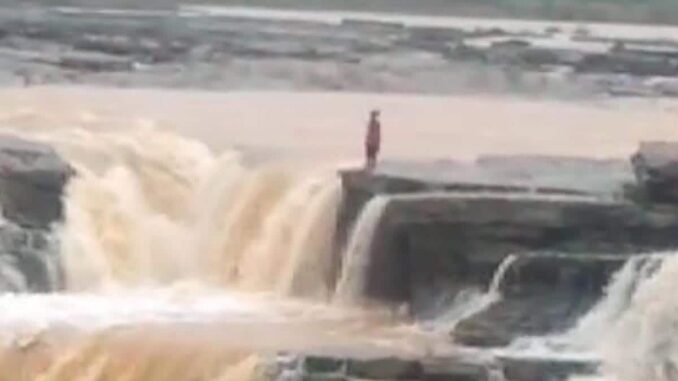 Watch: Chhattisgarh girl jumps on waterfall after parents scold over mobile phone