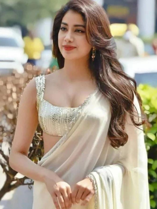 Janhvi Kapoor looks Gorgeous in the Sequin Saree!