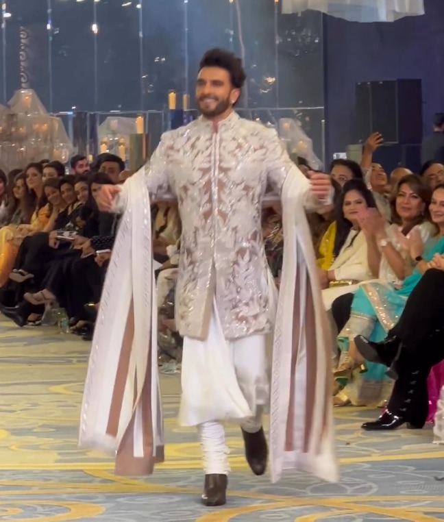 ranveer Singh kisses Deepika