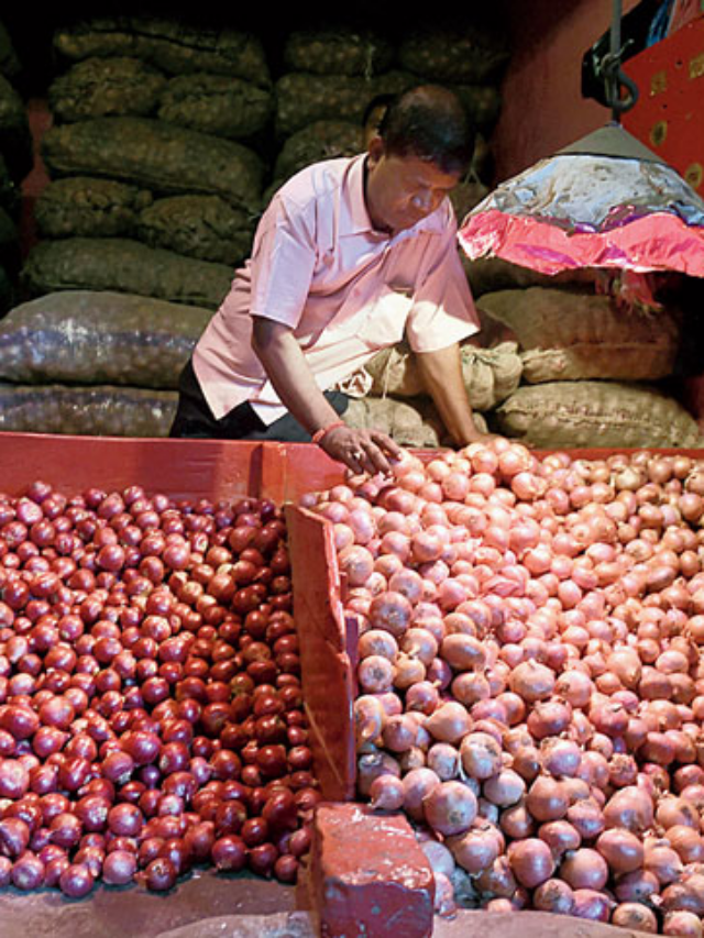India releases Onions from the Stock to tackle the rising prices!