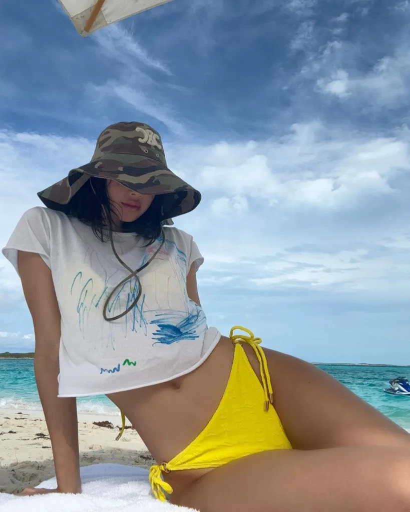 BLACKPINK'S Lisa Looks Sexy In Yellow Bikini as She Enjoys Beach Day - 