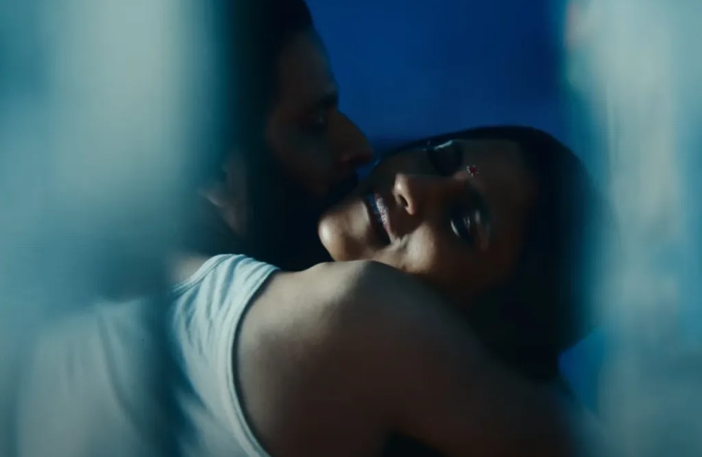 Manoj Bajpayee and Konkona Sen Sharma steamy kissing scene video
