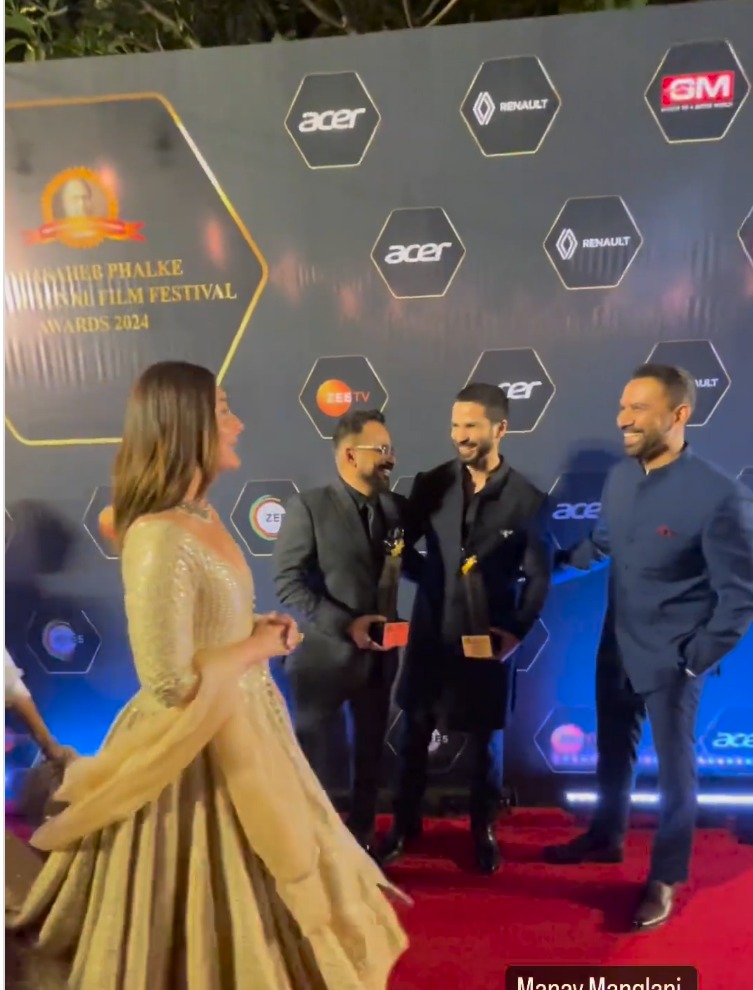 Watch: Kareena Kapoor Ignores Ex Shahid Kapoor at an Awards Show