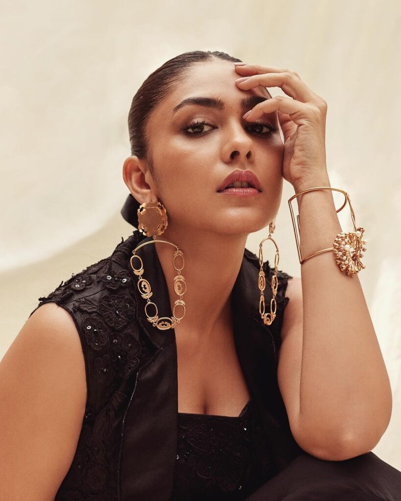 Mrunal-Thakurs-Chic-Indo-Western-Twist-on-Black-Outfits