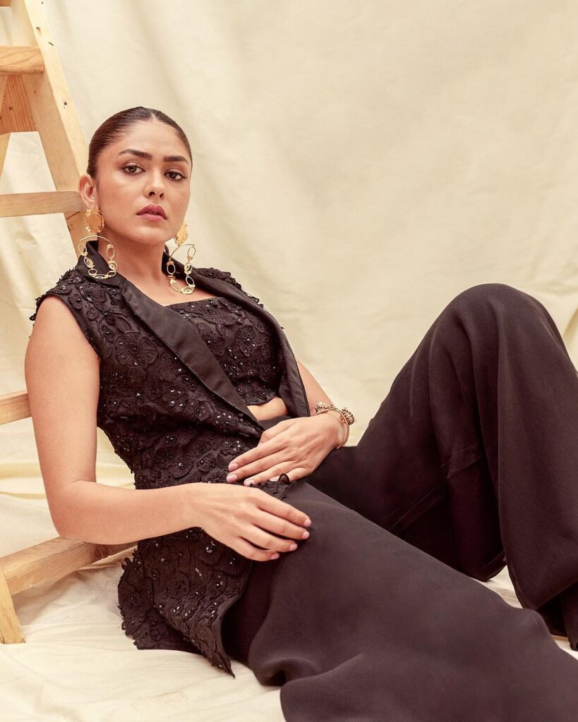 Mrunal-Thakurs-Chic-Indo-Western-Twist-on-Black-Outfitss