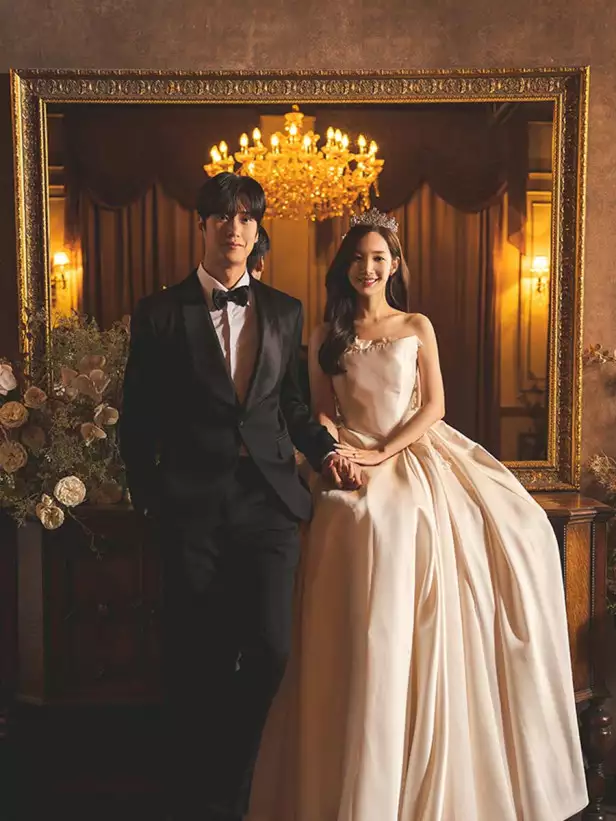 Park Min-young and Na In-woo's wedding pics