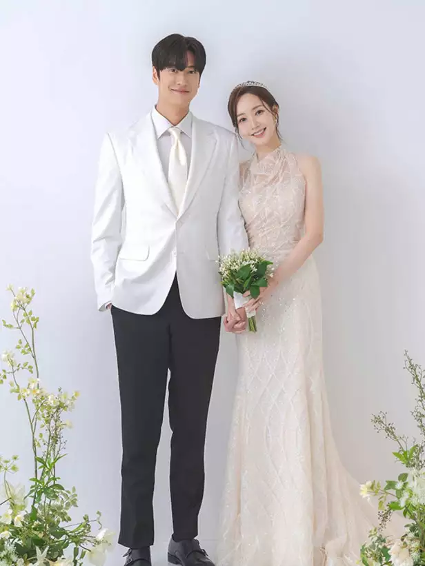 Park Min-young and Na In-woo's wedding pictures 