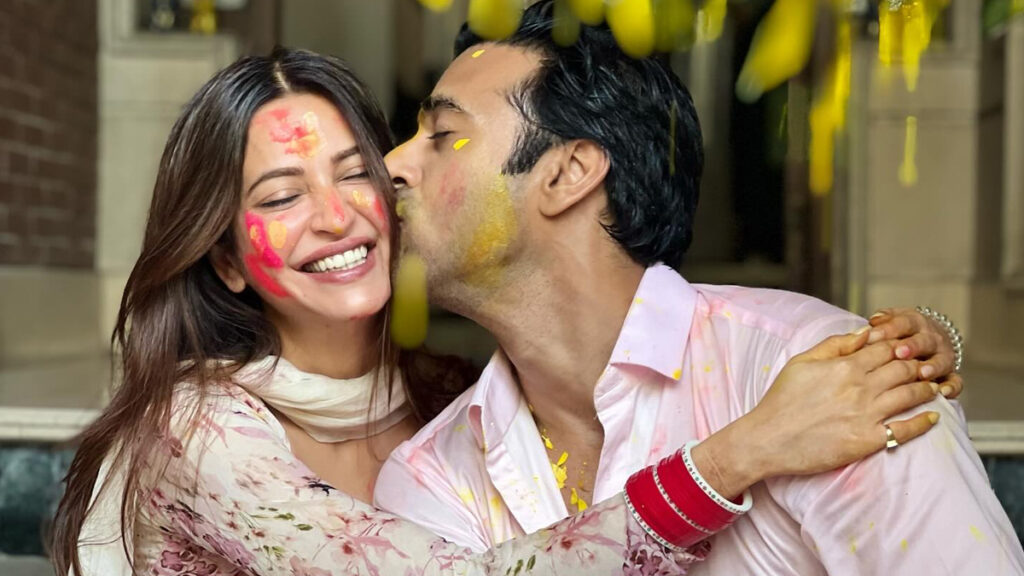 Bollywood celebs enjoyed the 'festival of colors'
