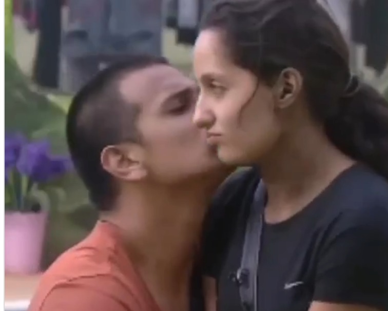  Prince Narula and Nora Fatehi kissing video  s