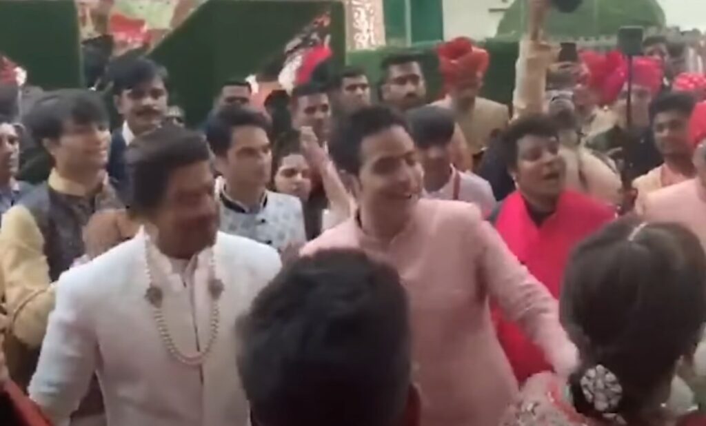 SRK insulted at Ambani Pre-Wedding! fans angry