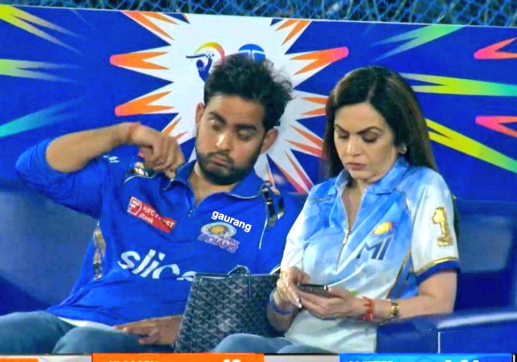 Nita Ambani and aakalash at ipl match